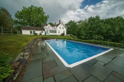 Image de 26 Acre Saltwater Farm avec piscine et quai