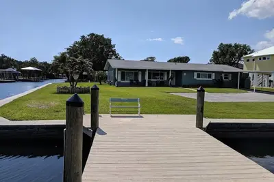 Image de Maison haut de gamme avec vue sur la rivière et le canal avec eau sur 3 côtés et belle vue.