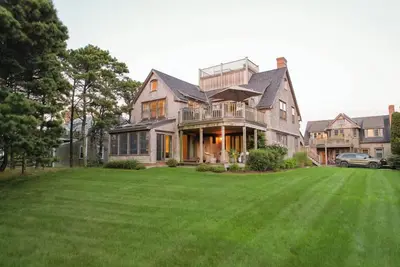 Image de Warrens Landing Designer Home avec des couchers de soleil spectaculaires