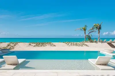 Image de Villa de luxe en bord de mer avec piscine chauffée, jacuzzi et personnel complet