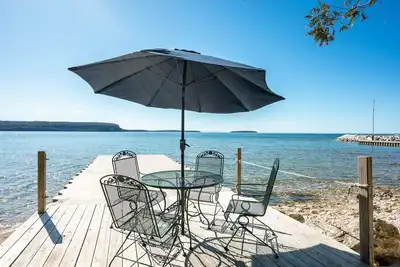 Image de Waterfront Historic Home, vues, plage privée, à pied de la ville