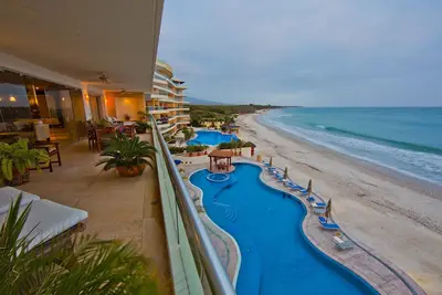 Image de Directement sur la plage, luxe et confort! Parfait pour votre famille.