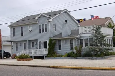 Image de Spacieux, Convient Aux Chiens Au 75ème St -Walk To Shops & Nightlife-1. 5 Block To Beach
