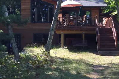 Image de Belle cabine entourée de vues sur le lac et la forêt dans les bois du nord de Wi