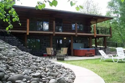 Image de Maison en bois rond personnalisé sur le lac Wynne avec bateau ponton