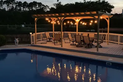 Image de Waterfront House w / Dock-Piscine d'eau salée / bain à remous- près de la plage et du parc, WiFi gratuit