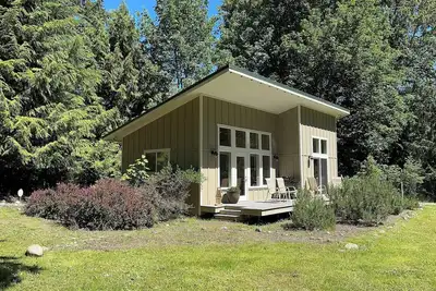 Image de Nouveau chalet au bord de l'eau près du parc national Olympic