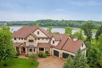 Image de Cinéma maison de luxe de 7400 pieds / bar - 18 personnes +