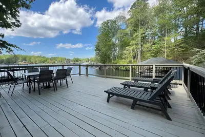 Image de 5 Bed 4 Bath Waterfront Home on Deep Water Cove Ideally located by car or boat!