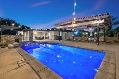 Image de Maison la plus proche de Coachella 4 chambres 2 salles de bain pour 14 personnes Piscine / Spa, table de billard, barbecue