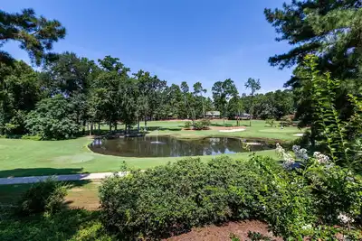 Image de Golf face à la maison avec 8 lits