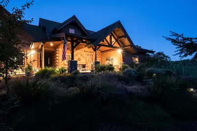 Image de Fern Hill Lodge-Luxury Log Retraite sur 25 acres dans la région viticole Willamette Valley