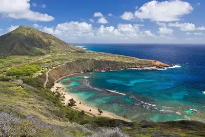 Image de Marina Front Hawaii Kai Home avec jouets aquatiques et piscine bleue Makapuu