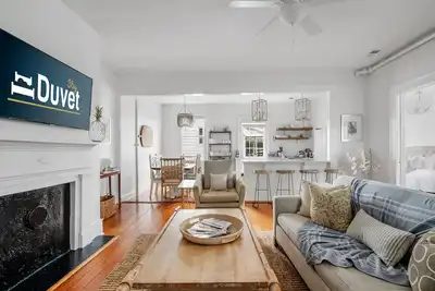 Image de The Waltz (centre-ville historique) - 5 chambres / 4 salles de bain - À seulement 4 pâtés de maisons de King St - À quelques pas de Cannon Green