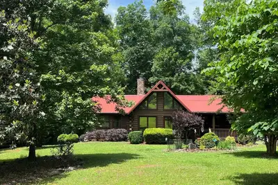 Image de River Front Log Home 3 miles de Tryon Equestrian Center, communauté fermée