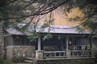 Image de Waterstone Cottage - Évadez-vous dans les montagnes!