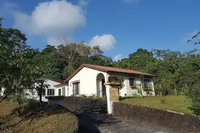 Image de Une charmante maison entourée d'une belle nature. Confortable, propre et entièrement équipé.