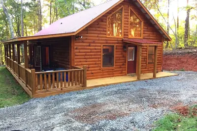 Image de Chalet en bois dans un cadre montagneux paisible - cabine de luciole