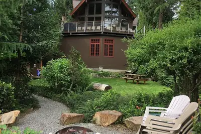 Image de Superbe Riverfront Lodge avec vue sur la montagne près de Stevens Pass