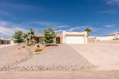 Image de Plan d'étage incroyablement spacieux avec piscine - 3 chambres / 2 salles de bain