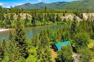 Image de Deluxe River Front Cabin situé sur la Middle Fork de la rivière Flathead