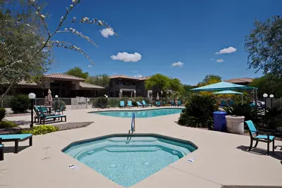 Image de Un rêve de vacancier avec une vue imprenable sur la montagne et le coucher du soleil