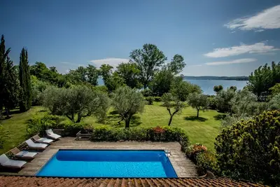 Image de Amazing location en bord de mer, un accès direct au lac, plage privée, près de Rome