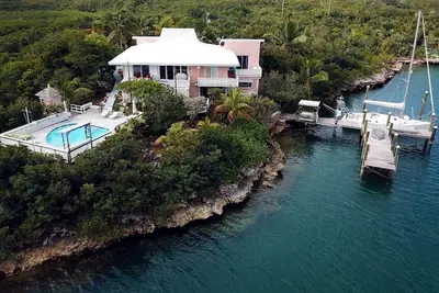 Image de Maison charmante et isolée sur la baie avec piscine, quai, vues.