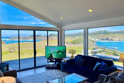 Image de Oceanfront. Vues sur la plage et le littoral, grande maison, beaucoup de fenêtres, commodités