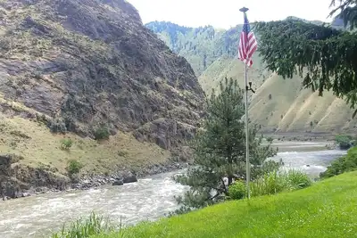 Image de Perfect Riverfront Getaway!