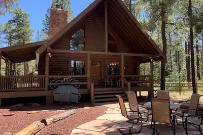 Image de Cabane en rondins sur mesure, adossée à la forêt nationale de Pinetop Cc, très privée et rénovée