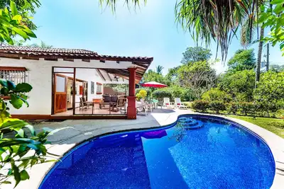Image de 4 Br Avec piscine et terrasse sur le toit Ă 50m de la plage de Grande