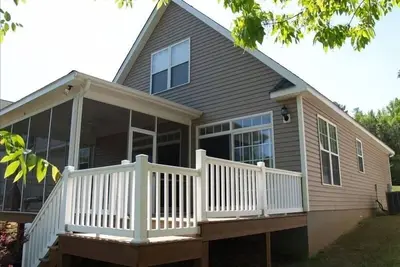 Image de Charmante maison au bord du lac avec quai