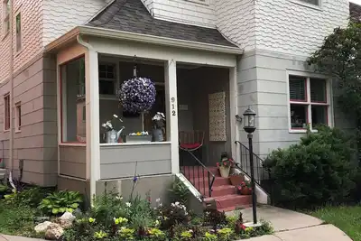 Image de Belle illustration d'origine dans toute la maison Helena Quaint Idéalement Situé