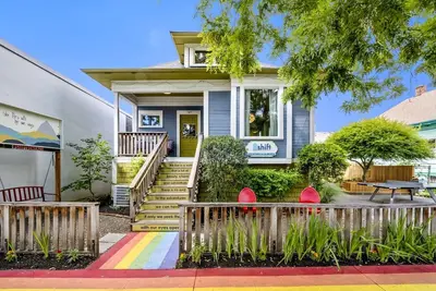 Image de Emplacement exceptionnel, décor moderne et familial dans le quartier des arts de l'Alberta!