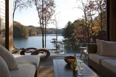 Image de Maison contemporaine au bord du lac avec une vue imprenable