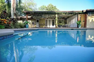 Image de Maison tropicale moderne avec piscine ~ East Orlando / Ucf