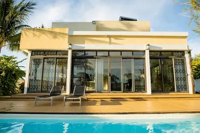 Image de Villa moderne 4 Br en bord de mer avec piscine privée + Wifi