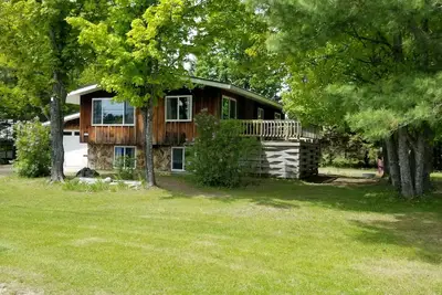 Image de da Big House, 2 pâtés de maisons du lac Supérieur, près des roches imagées, accès au sentier.