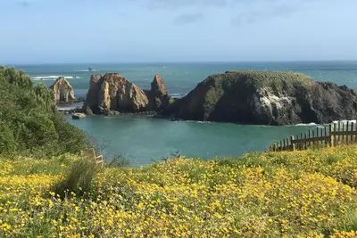 Image de Oceanfront House avec vue panoramique sur l'eau et accès à la plage privée