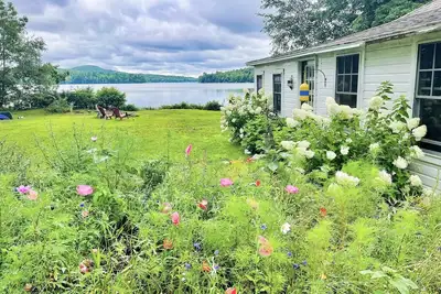 Image de Paradis sur Hobbs Pond! Cottage au bord du lac! Seulement 8 minutes Ă Camden!