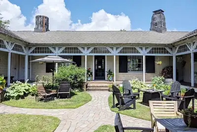 Image de Vibrant Coastal Cottage Riverview & Beach 1. 5m