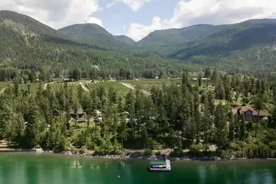 Image de Cabines isolées sur la rive est du lac Flathead