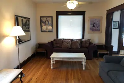 Image de Marcher jusqu'au centre-ville, grande maison unique, amusant et confortable!