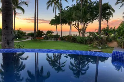 Image de Jaw-Dropping Sayulita Beachfront à la maison! Piscine chauffée sur une terrasse parfaite avec vue sur l'océan.