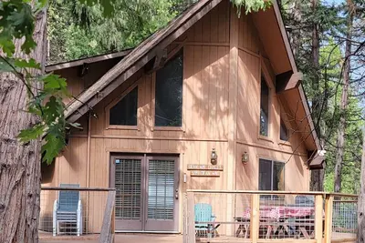Image de Dean Way Chalet - Spacieux et familial Ă Blue Lake Springs