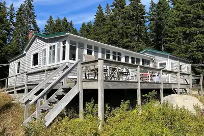 Image de Oceanfront Cottage dans le Downeast Maine avec l'énergie solaire: \"Two Jetties\" Cottage