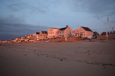Image de Profitez de levers, Sunset et Smores sur Moody Beach sur cette location en bord de mer!
