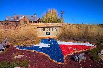 Image de Condo au bord du lac à distance de marche de la marina.