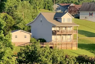 Image de Belle maison avec des vues spectaculaires sur le lac Dale Hollow